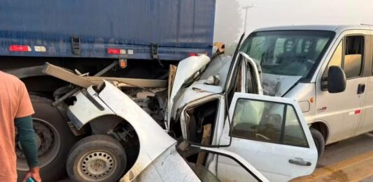 Engavetamento envolvendo três veículos deixa carro destruído Engavetamento envolvendo três veículos deixa carro destruído