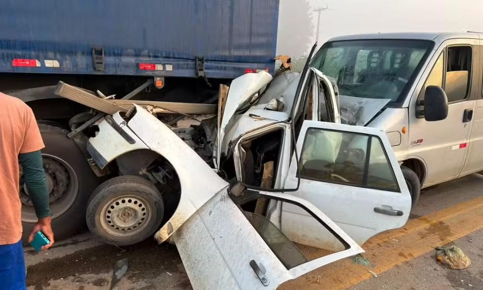 Engavetamento envolvendo três veículos deixa carro destruído