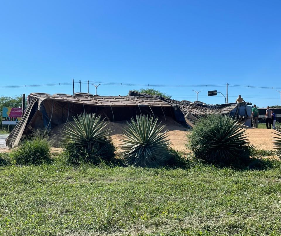 Carreta carregada de grãos tomba na BR-242, em Itaberaba, nesta sexta-feira (12)