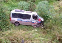Batida entre van da Policlínica e carro deixa feridos na BR-242 em Itaberaba Batida entre van da Policlínica e carro deixa feridos na BR-242 em Itaberaba