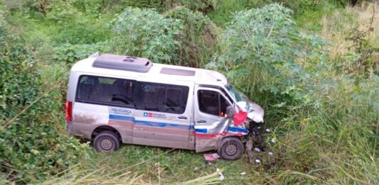 Batida entre van da Policlínica e carro deixa feridos na BR-242 em Itaberaba Batida entre van da Policlínica e carro deixa feridos na BR-242 em Itaberaba