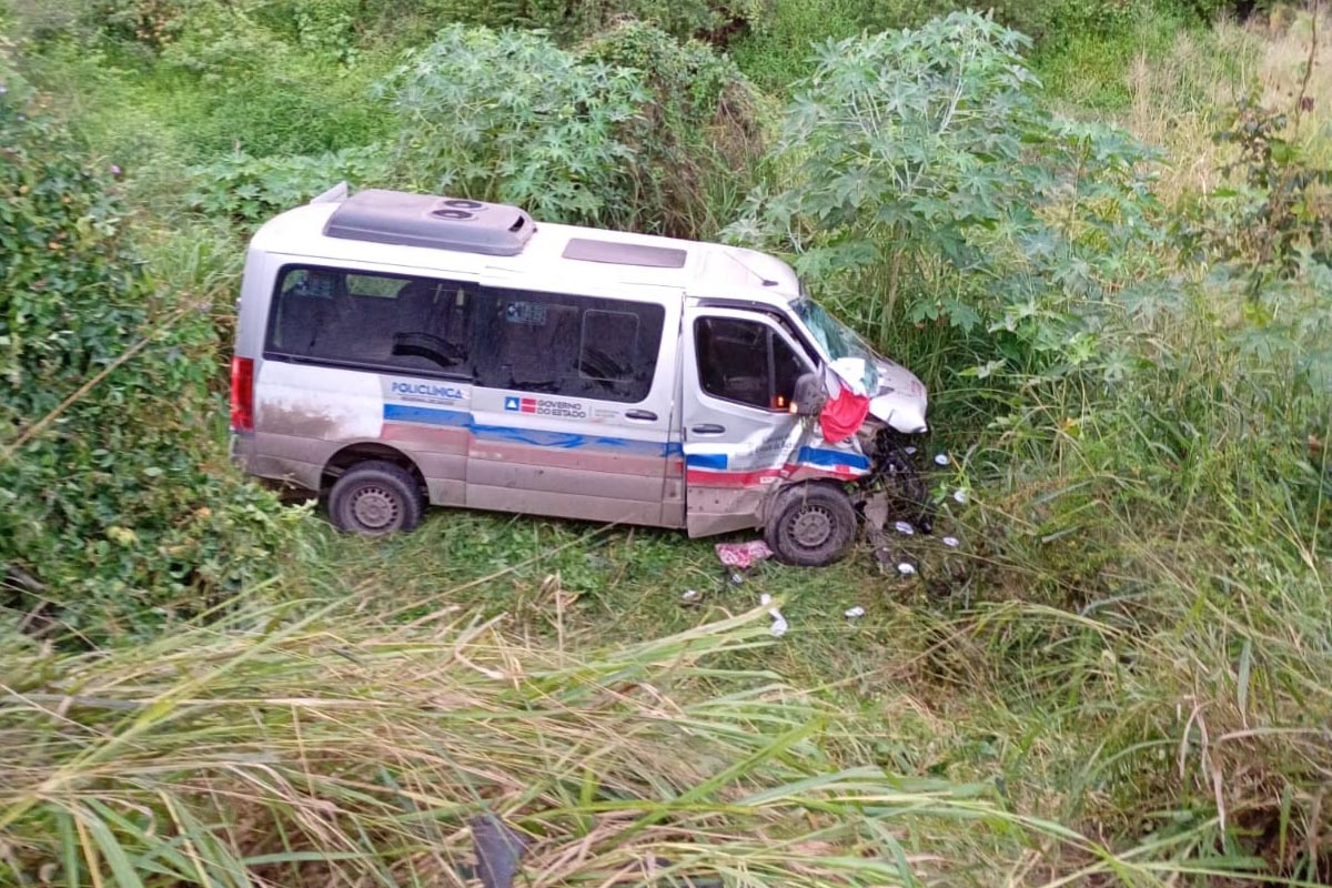 Batida entre van da Policlínica e carro deixa feridos na BR-242 em Itaberaba