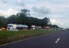 Caminhão-tanque carregado com álcool tomba e provoca interdição parcial na BR-324, na Bahia