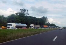 Caminhão-tanque carregado com álcool tomba e provoca interdição parcial na BR-324, na Bahia