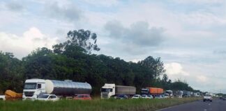 Caminhão-tanque carregado com álcool tomba e provoca interdição parcial na BR-324, na Bahia