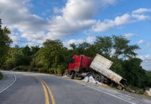 BR-242 é interditada próximo a Itaberaba para destombamento de carreta BR-242 é interditada próximo a Itaberaba para destombamento de carreta
