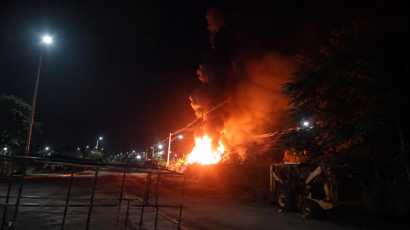 Incêndio em carreta provoca interdição total da BR-242 em Itaberaba