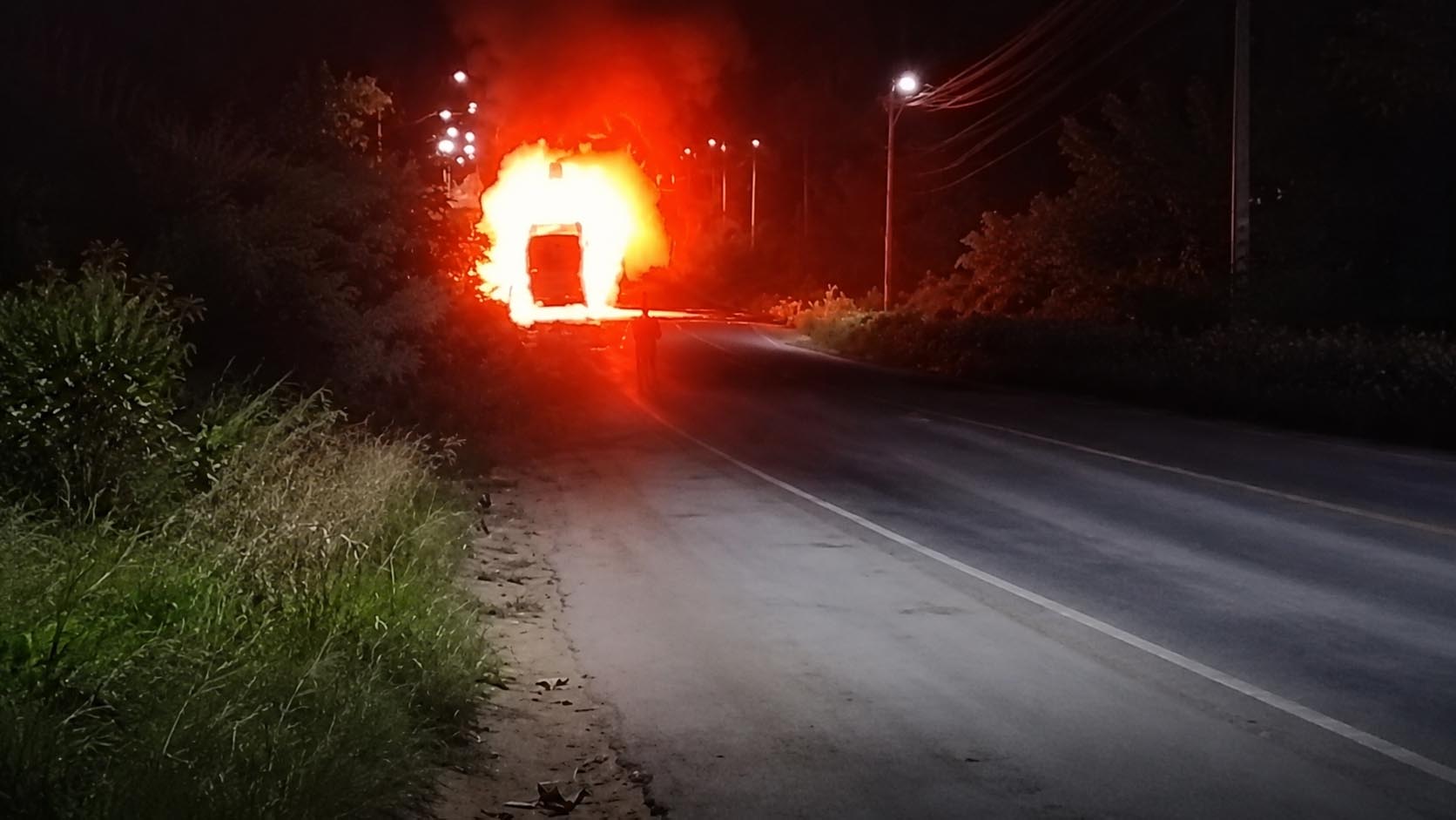 Incêndio em carreta provoca interdição total da BR-242 em Itaberaba