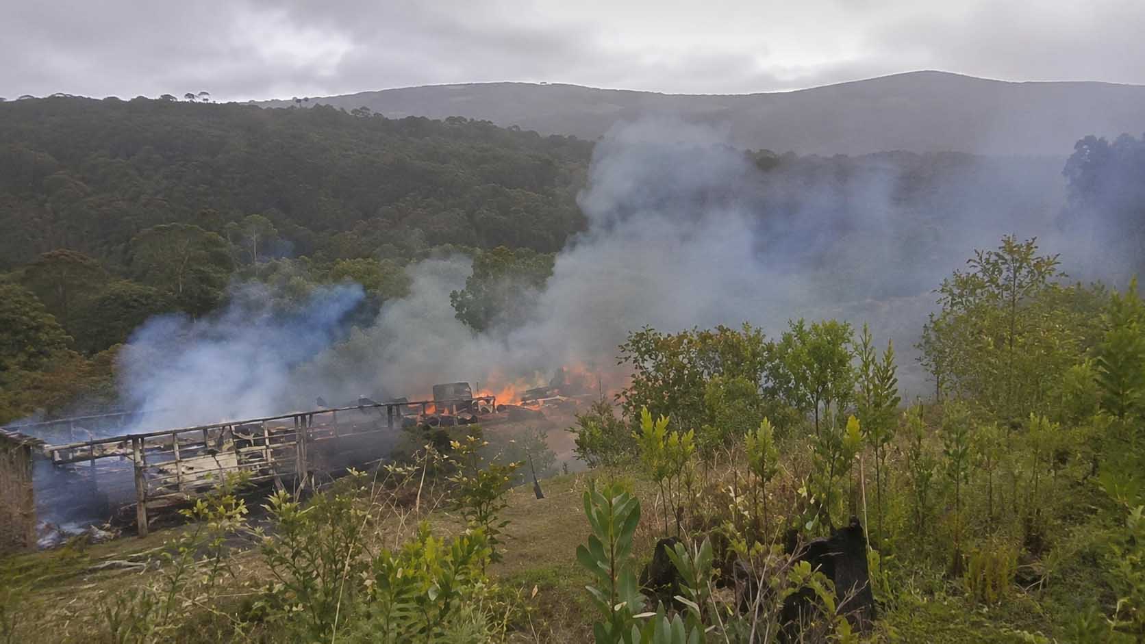 Carreta carregada de algodão pega fogo nas proximidades da BR-242