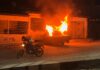 Veículo pega fogo durante a madrugada nas proximidades do viaduto em Itaberaba Veículo pega fogo durante a madrugada nas proximidades do viaduto em Itaberaba