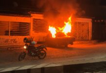 Veículo pega fogo durante a madrugada nas proximidades do viaduto em Itaberaba Veículo pega fogo durante a madrugada nas proximidades do viaduto em Itaberaba