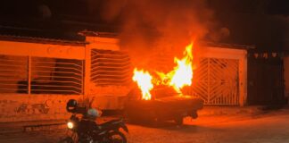 Veículo pega fogo durante a madrugada nas proximidades do viaduto em Itaberaba Veículo pega fogo durante a madrugada nas proximidades do viaduto em Itaberaba
