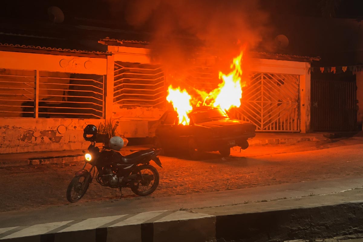 Veículo pega fogo durante a madrugada nas proximidades do viaduto em Itaberaba