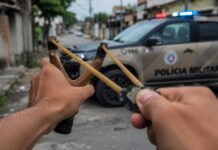 Suspeito atinge PM no rosto com disparo de estilingue durante perseguição