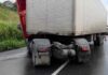 Trecho da BR-324 é interditado após acidente com carreta Trecho da BR-324 é interditado após acidente com carreta
