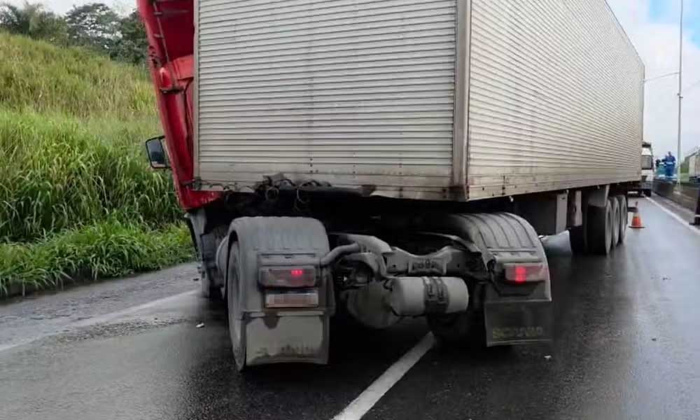 Trecho da BR-324 é interditado após acidente com carreta