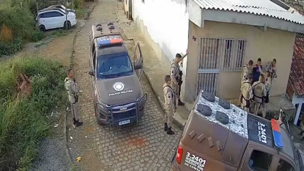 Policial agride homem e atira em câmera para interromper gravação