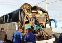 Batida entre ônibus e caminhão deixa 17 pessoas feridas Batida entre ônibus e caminhão deixa 17 pessoas feridas