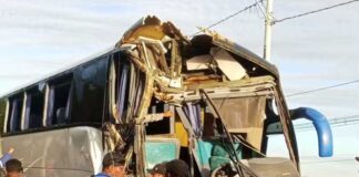 Batida entre ônibus e caminhão deixa 17 pessoas feridas Batida entre ônibus e caminhão deixa 17 pessoas feridas