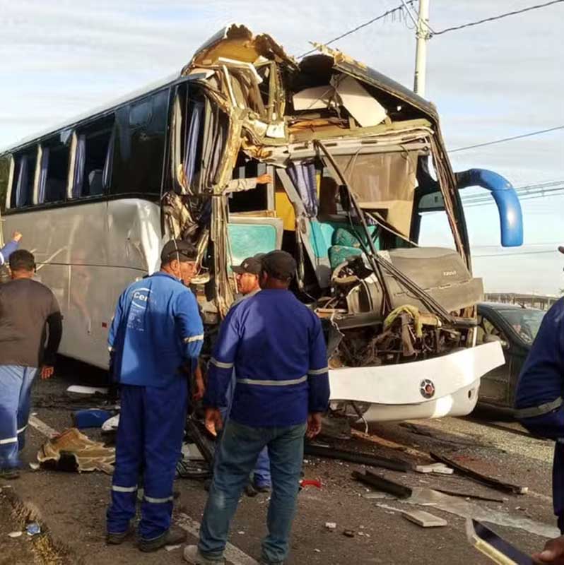 Batida entre ônibus e caminhão deixa 17 pessoas feridas