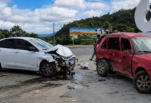 Homem morre e outras cinco pessoas ficam feridas após batida entre carros Homem morre e outras cinco pessoas ficam feridas após batida entre carros