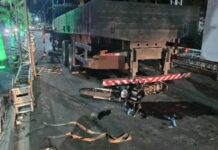 Jovem de 22 anos morre após colidir motocicleta contra caminhão estacionado Jovem de 22 anos morre após colidir motocicleta contra caminhão estacionado