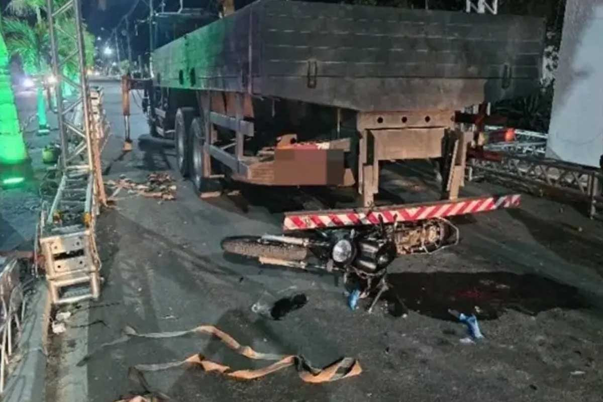 Jovem de 22 anos morre após colidir motocicleta contra caminhão estacionado