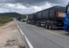 Acidente envolvendo caminhão, carreta e carro deixa três feridos na BR-242, em Ruy Barbosa Acidente envolvendo caminhão, carreta e carro deixa três feridos na BR-242, em Ruy Barbosa