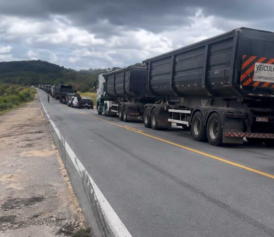 Acidente envolvendo caminhão, carreta e carro deixa três feridos na BR-242, em Ruy Barbosa Acidente envolvendo caminhão, carreta e carro deixa três feridos na BR-242, em Ruy Barbosa