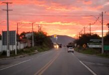 BR-242 é totalmente interditada para remoção de veículo envolvido em acidente em Itaberaba BR-242 é totalmente interditada para remoção de veículo envolvido em acidente em Itaberaba