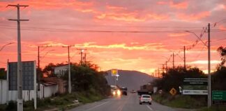 BR-242 é totalmente interditada para remoção de veículo envolvido em acidente em Itaberaba BR-242 é totalmente interditada para remoção de veículo envolvido em acidente em Itaberaba