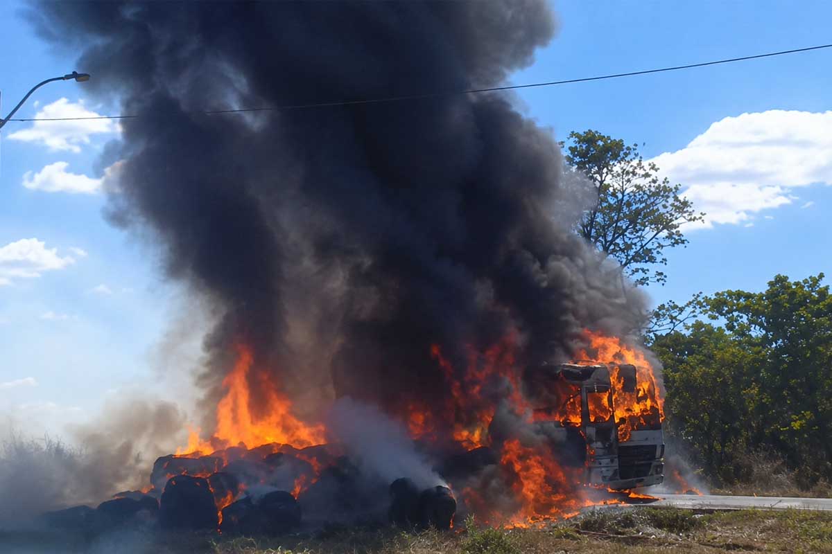 Caminhão carregado de feno pega fogo na BR-242