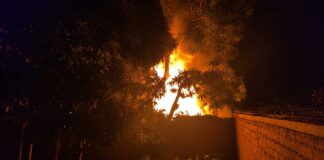 Residência pega fogo no bairro Pé do Monte em Itaberaba Residência pega fogo no bairro Pé do Monte em Itaberaba