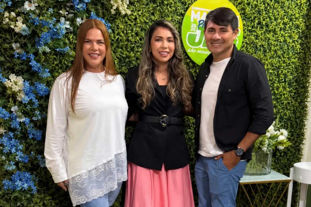 Ex-integrantes da Companhia do Calypso se reencontram após 20 anos em evento gospel