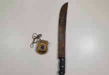 Duas crianças ficam feridas ao defender a mãe de ataque com facão Duas crianças ficam feridas ao defender a mãe de ataque com facão