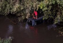Van com 11 estudantes cai em rio após pane nos freios Van com 11 estudantes cai em rio após pane nos freios