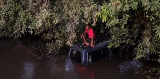 Van com 11 estudantes cai em rio após pane nos freios Van com 11 estudantes cai em rio após pane nos freios