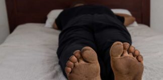 Homem invade casa, veste roupas da filha da proprietária e é encontrado dormindo no quarto Homem invade casa, veste roupas da filha da proprietária e é encontrado dormindo no quarto