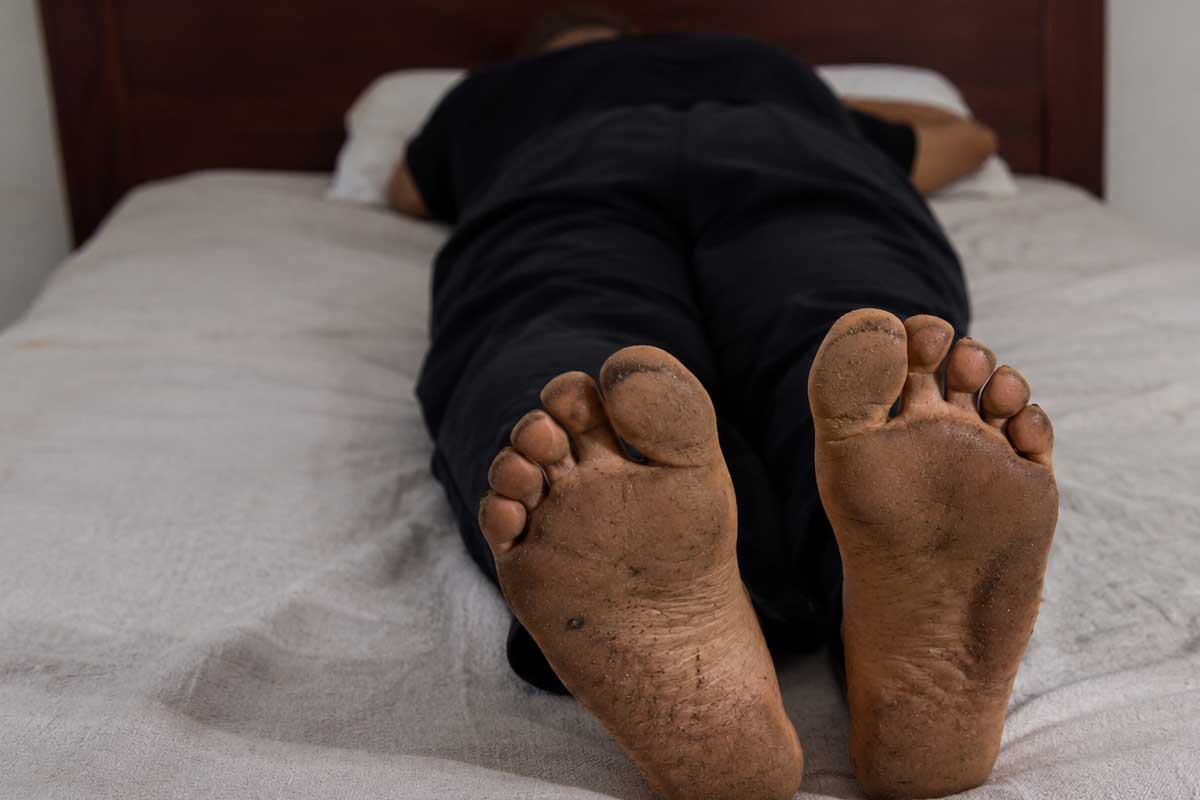 Homem invade casa, veste roupas da filha da proprietária e é encontrado dormindo no quarto