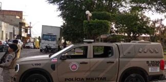 Mulher sobrevive após fingir estar morta durante ataque de ex-companheiro Mulher sobrevive após fingir estar morta durante ataque de ex-companheiro