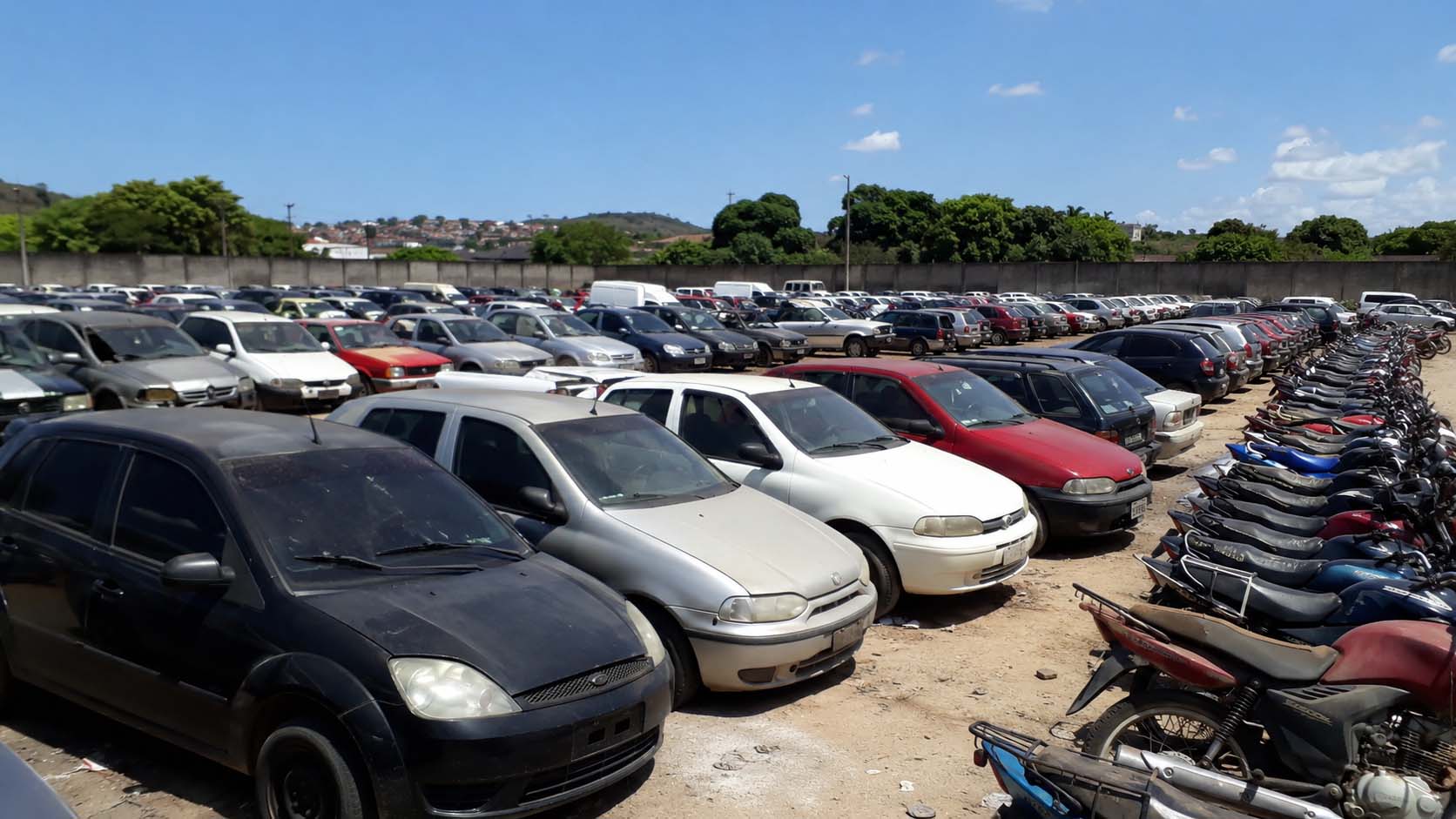 Leilões acontecem nos dias 17 e 21 de agosto e incluem veículos custodiados em Feira de Santana, Vitória da Conquista, Camaçari, Jequié e Salvador