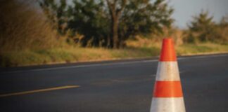 BR-242 fica totalmente interditada após queda de árvore Capotamento deixa uma pessoa morta e outra gravemente ferida na BR-242