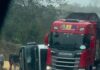 BR-242 é totalmente interditada após tombamento de bitrem na região de Boa Vista do Tupim BR-242 é totalmente interditada após tombamento de bitrem na região de Boa Vista do Tupim