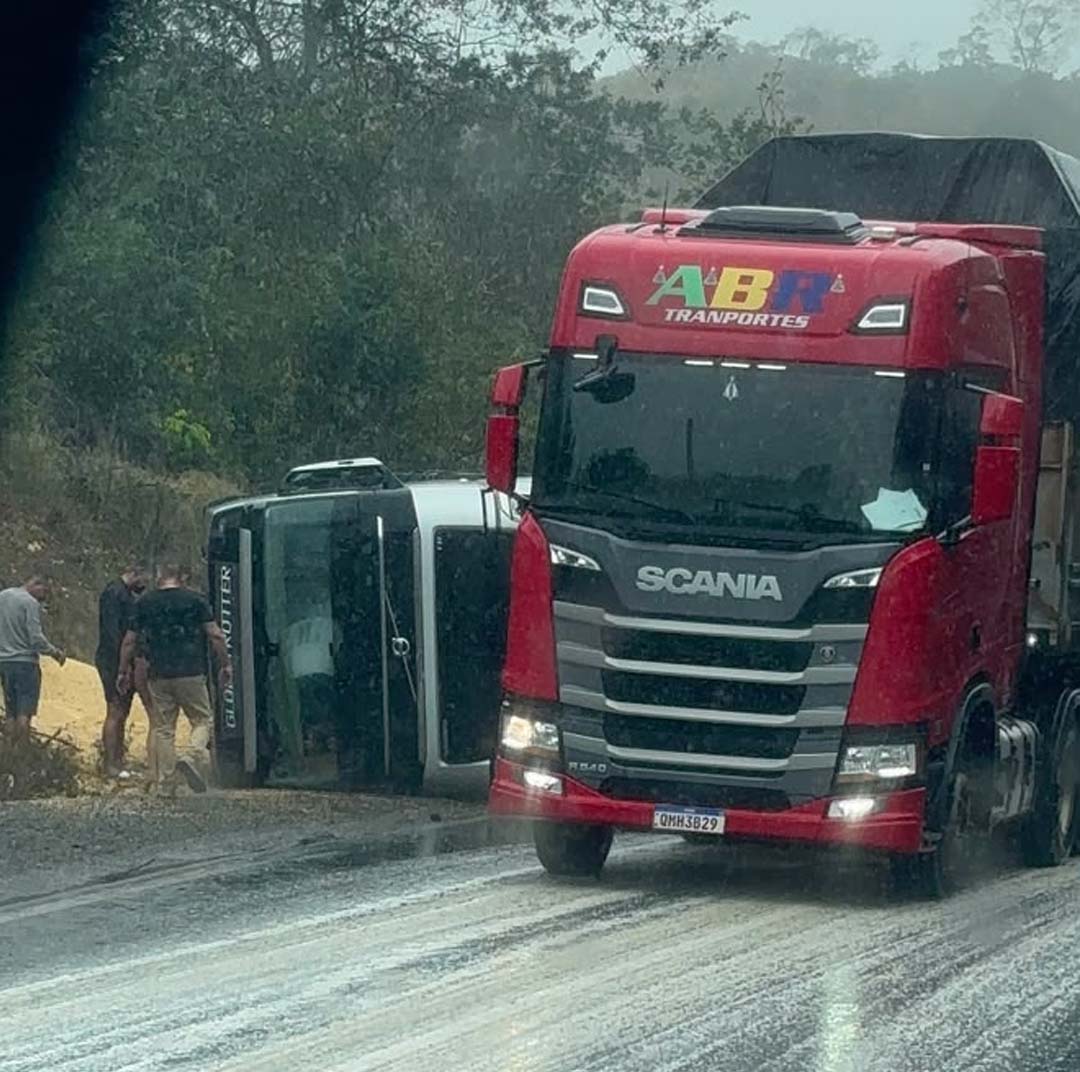 BR-242 é totalmente interditada após tombamento de bitrem na região de Boa Vista do Tupim