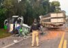 Acidente entre micro-ônibus e carreta deixa 23 mortos e cinco feridos Acidente entre micro-ônibus e carreta deixa 23 mortos e cinco feridos