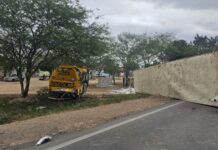Acidente entre carreta e ônibus escolar deixa quatro feridos na BR-116 Acidente entre carreta e ônibus escolar deixa quatro feridos na BR-116