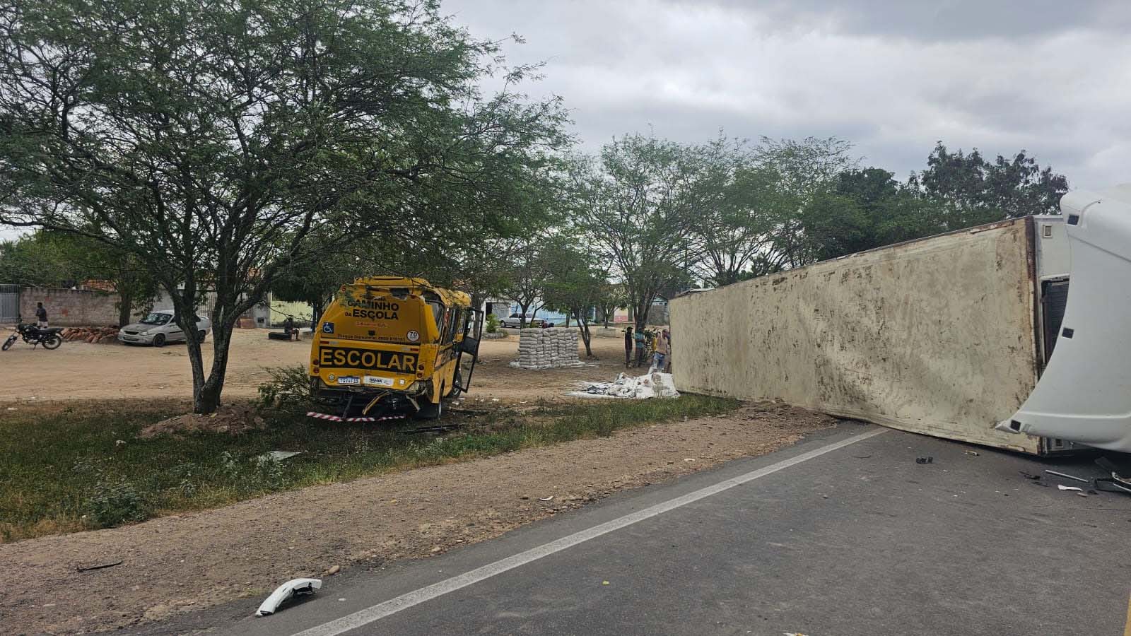 Acidente entre carreta e ônibus escolar deixa quatro feridos na BR-116