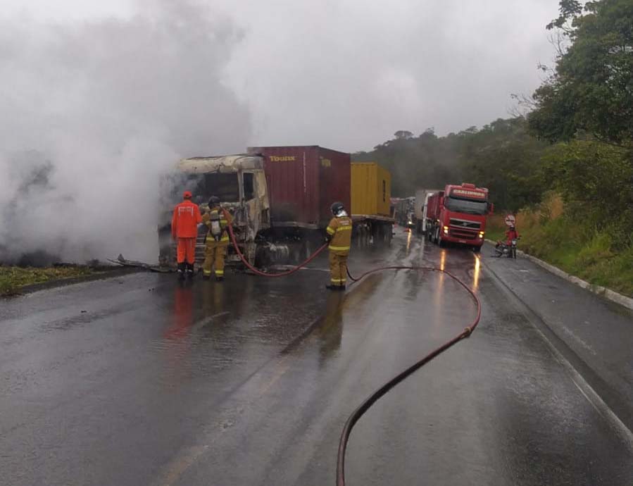 Dois acidentes são registrados na BR-242 na manhã desta quarta-feira na Chapada Diamantina