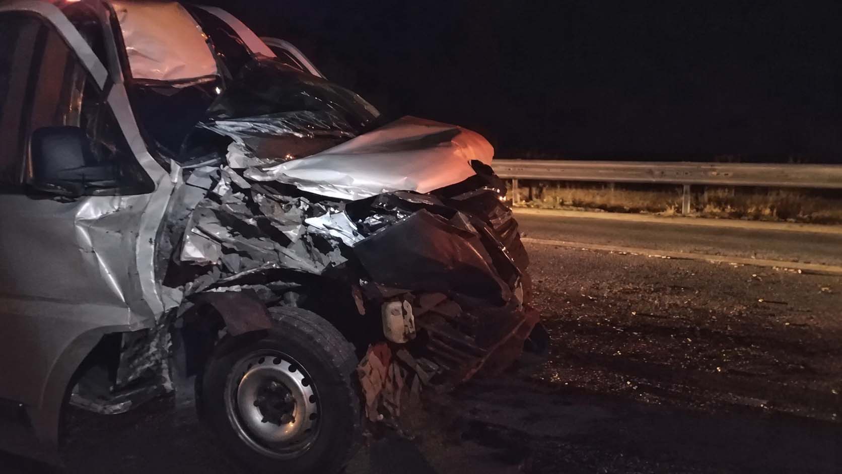 Van com pacientes da Chapada se envolve em acidente com caminhão na BR-324 durante viagem para Salvador