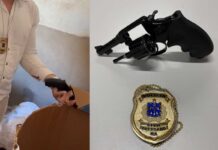Polícia Civil e PM apreendem revólver durante investigação de cárcere privado em Iaçu Arma foi encontrada dentro de uma caixa de papelão com roupas em um dos quartos do imóvel, segundo a Polícia Civil